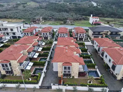 OKSIJEN DEPOSU GÜZELÇAMLI'DA DENİZE YÜRÜME MESAFESİNDE ÖZEL HAVUZLU VİLLA