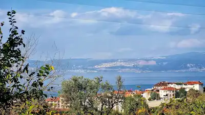 KARAMÜRSEL KAYACIK'TA PROJE GELİŞTİRMEYE UYGUN İMARLI, DENİZ MANZARALI KÖŞE PARSEL
