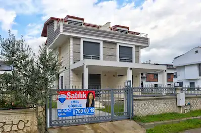 DİKİLİ CUMHURİYET MAHALLESİNDE DENİZE YAKIN AYRI MUTFAKLI SIFIR 4+1 TRİPLEKS VİLLA