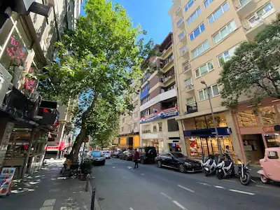 NİŞANTAŞI'NIN KALBİNDE KURUMSAL KİRACILI 292 M2 DÜKKAN