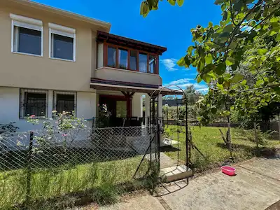 AYVALIK KÜÇÜKKÖY'DE HAVUZLU SITEDE SATILIK VILLA