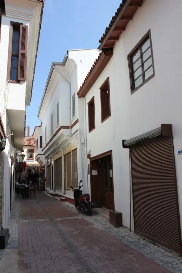 KUŞADASI KALEIÇI CAMIKEBIR MAHALLESI SATILIK 3 KATLI DÜKKAN