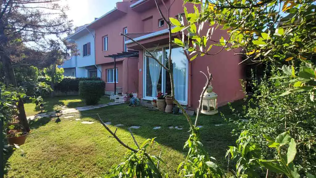 ARIKÖY VİLLALARI'NDA KAT MÜLKİYETLİ, GENİŞ BAHÇELİ ÖZEL YAŞAM ALANI