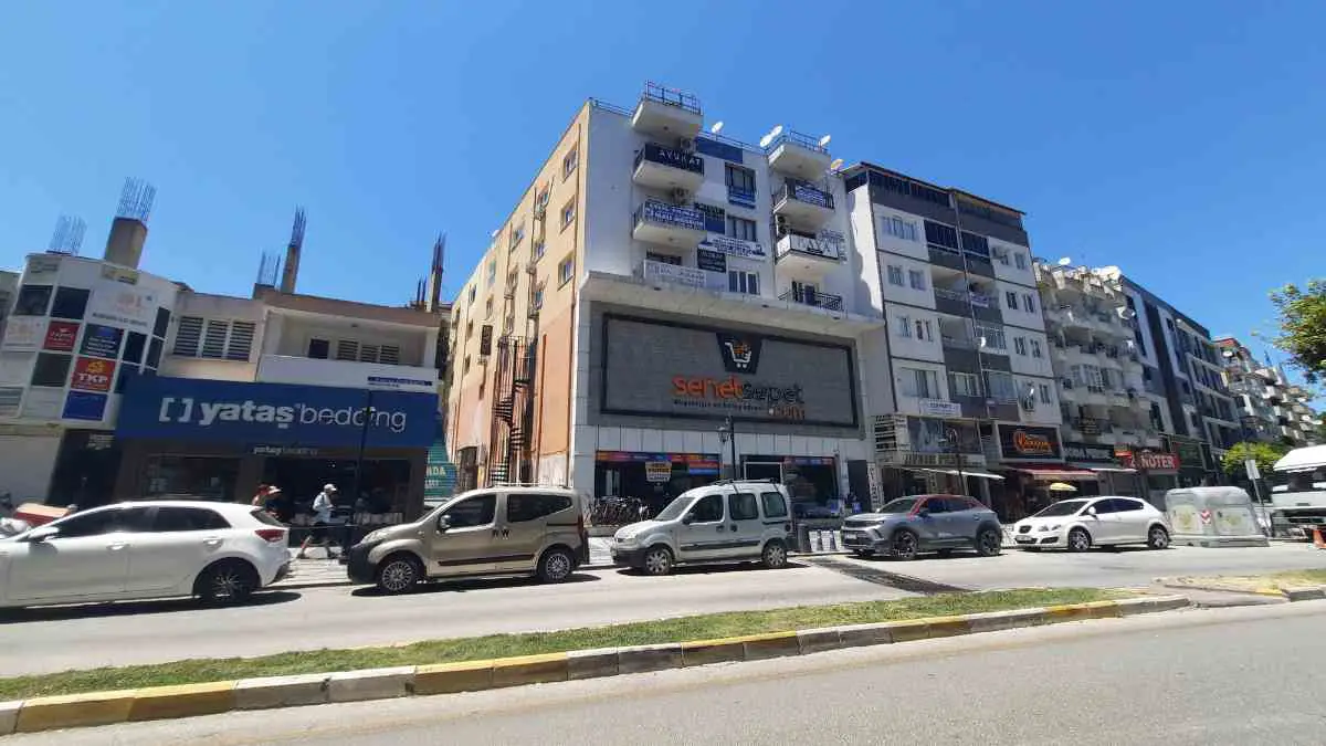KUŞADASI MERKEZDE VERGI DAIRESI KARŞISI SATILIK 2 ODALI OFIS / BÜRO