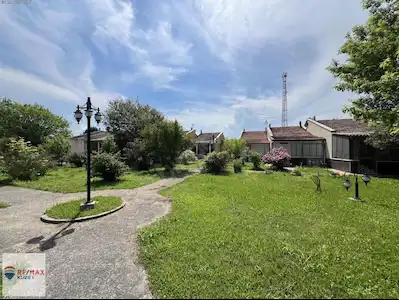 19 MAYIS KUMCAĞIZDA DENIZE 250M MESAFEDE SITE IÇI YAZLIK