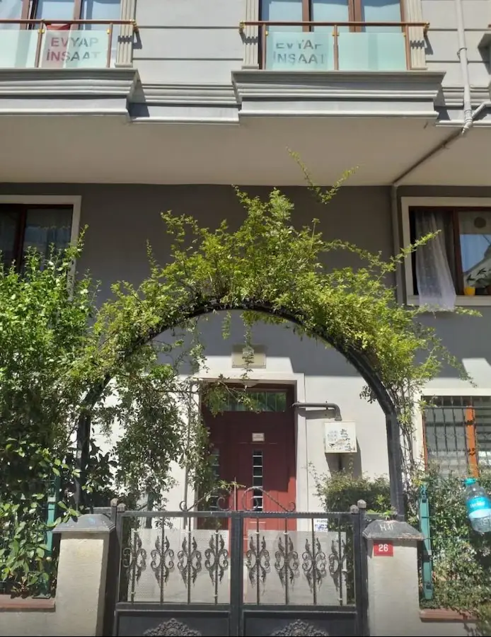 ÇEKMEKÖY MERKEZ MAHALLESİNDE MERKEZİ KONUMDA 2+1 KİRALIK DAİRE