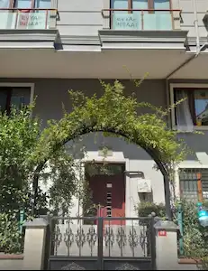 ÇEKMEKÖY MERKEZ MAHALLESİNDE MERKEZİ KONUMDA 2+1 KİRALIK DAİRE