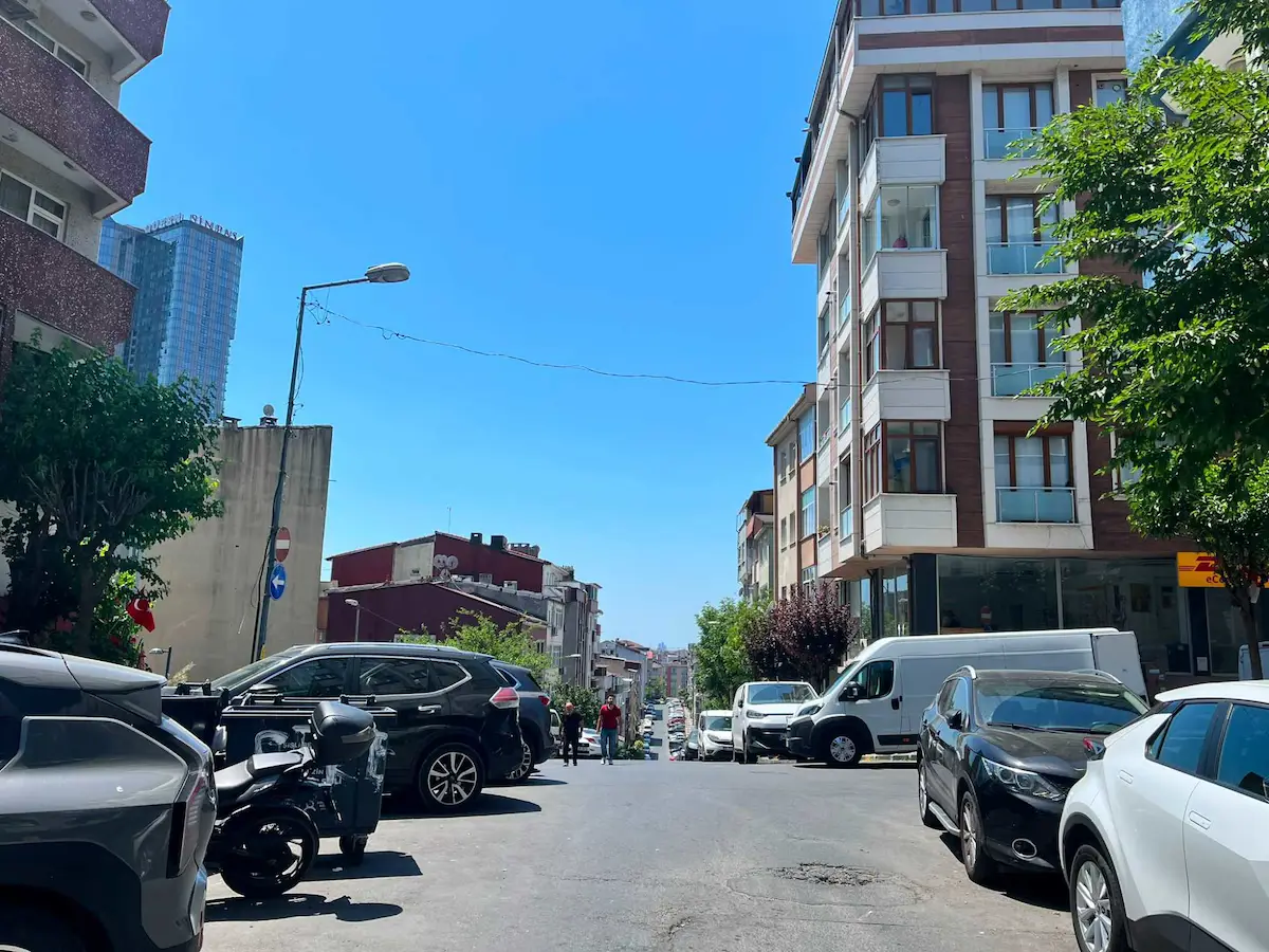 ŞIŞLI'DE HASTANE VE METROBÜSE YÜRÜME MESAFESINDE KIRALIK 2+1 2