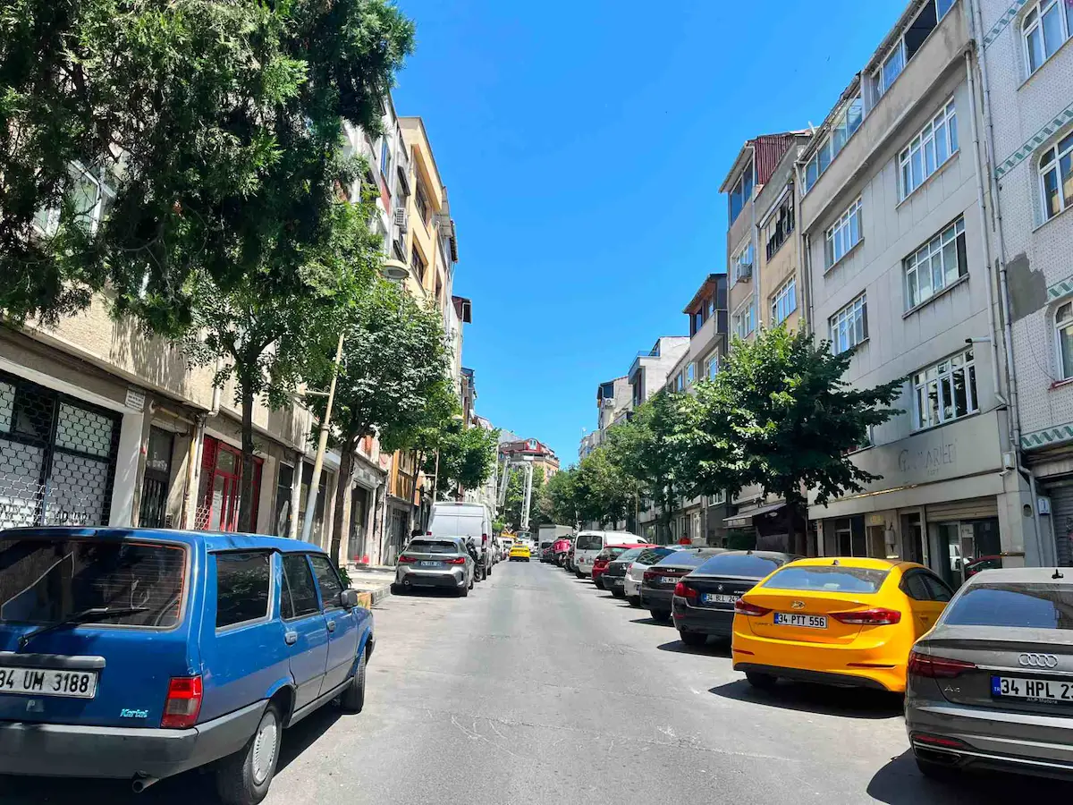 ŞIŞLI'DE HASTANE VE METROBÜSE YÜRÜME MESAFESINDE KIRALIK 2+1 3