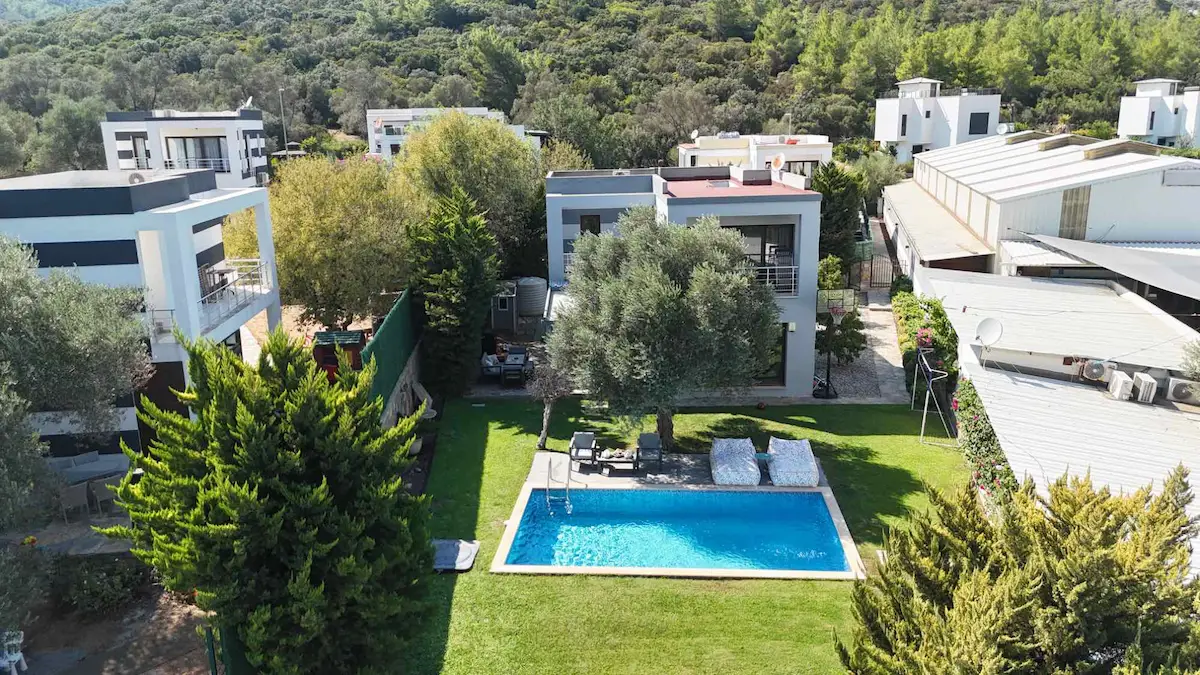 BODRUM TORBA’DA EŞYALI 2+1 MÜSTAKİL EV | HAVUZLU, 2 BANYO, GÜNEY-DOĞU CEPHE