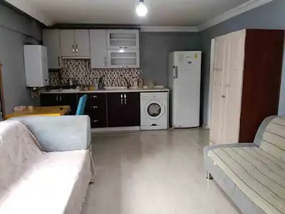 SERDİVAN KARAKOL CİVARINDA ÖĞRENCİYE ÇALIŞANA BEKARA KİRALIK 2+1 EŞYALI APART DAİRE