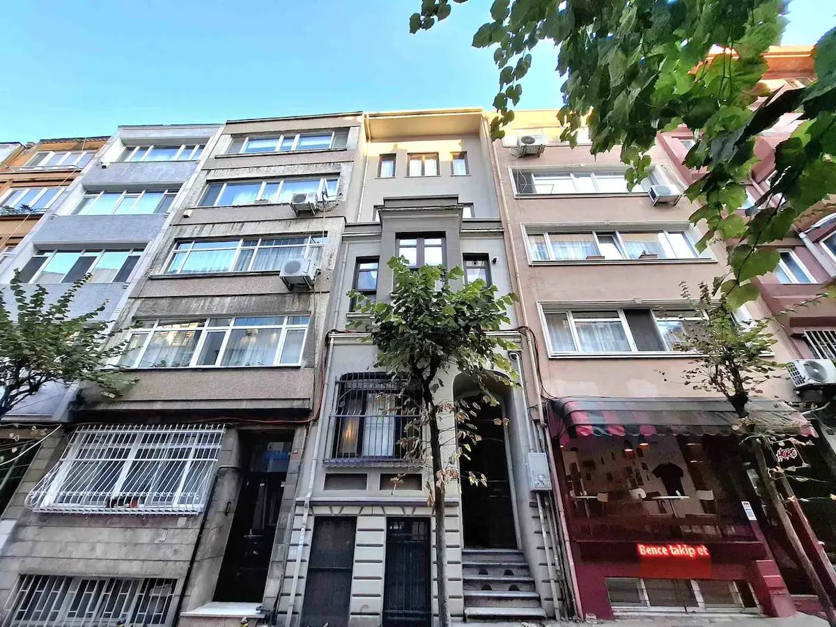 ŞİŞLİ'DE METROYA YAKIN YENİ NİNADA EŞYALI KİRALIK 2+1 DAİRE