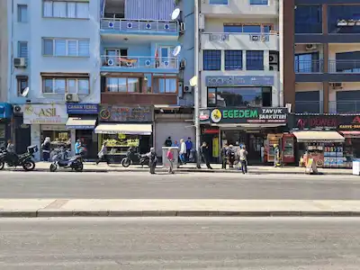 REMAX SMYRNA'DAN EŞREFPAŞA CADDESI'NDE KURUMSALA KIRALIK DÜKKAN