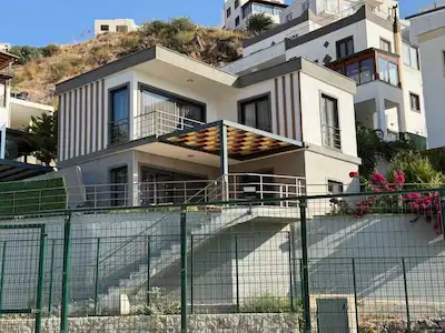BODRUM YAHŞİ SANATÇILAR SİTESİ EŞYALI SATILIK 3+1&165M2 ÖZEL PLAJLI YENİ YAPILI VİLLA 