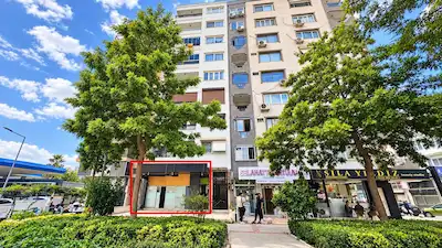 ÜÇYOL'DA ANACADDE ÜZERI, ÖN&ARKA AÇIK ALANLI KİRALIK MAĞAZA