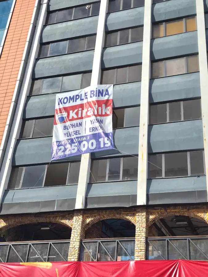 MANISA 8 EYLÜL CADDESİ BEYAZ FİL KARŞISI CİFT CEPHELİ KOMPLE KİRALIK BİNA