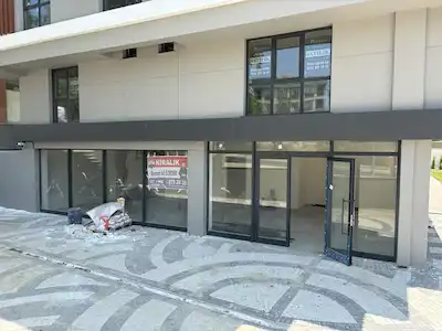 BEYLİKDÜZÜ ADNAN KAHVECİ MAHALLESİ ANA CADDE CEPHELI KİRALIK DÜKKAN