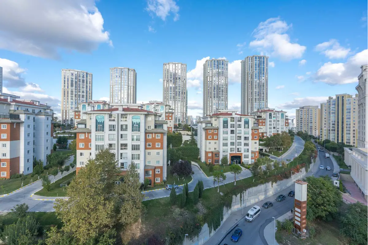 REMAX GELİŞİMDEN BAHÇEŞEHİR VADİTEPE 1 BÖLGEDE  3+1 EŞYALI DAİRE