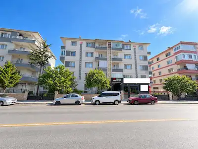 YAŞAR KEMAL CADDESİ'NDE ARA KAT, ÇİFT BALKONLU 3+1 KİRALIK DAİRE