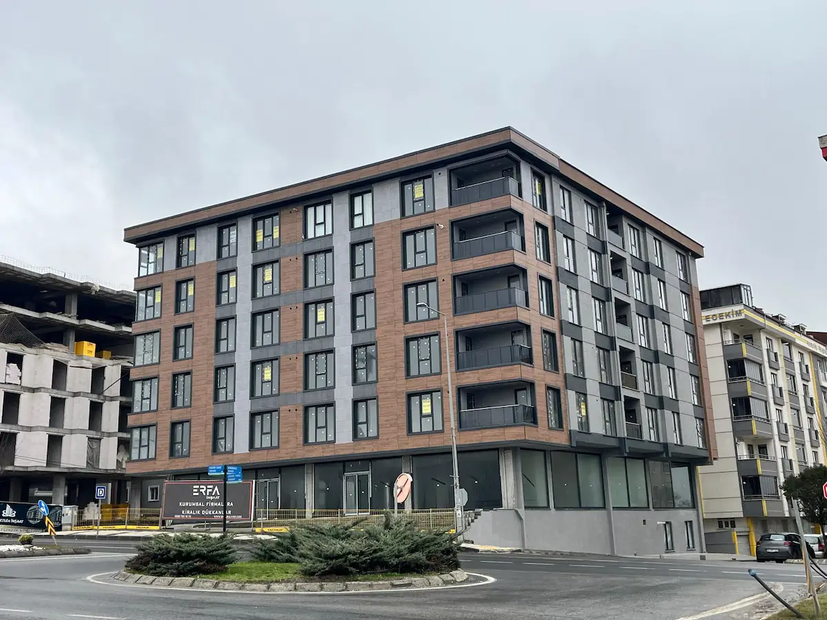 REMAX LAND'DEN TEPE BÖLGESİNDE CADDE ÜZERİ SIFIR 1+1 | BALKONLU | KOMBİLİ |
