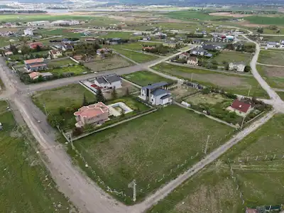 KARŞIYAKA'DA KÖK TAPULU KÖŞE KONUMLU 2727 M2 VİLLA PARSELİ