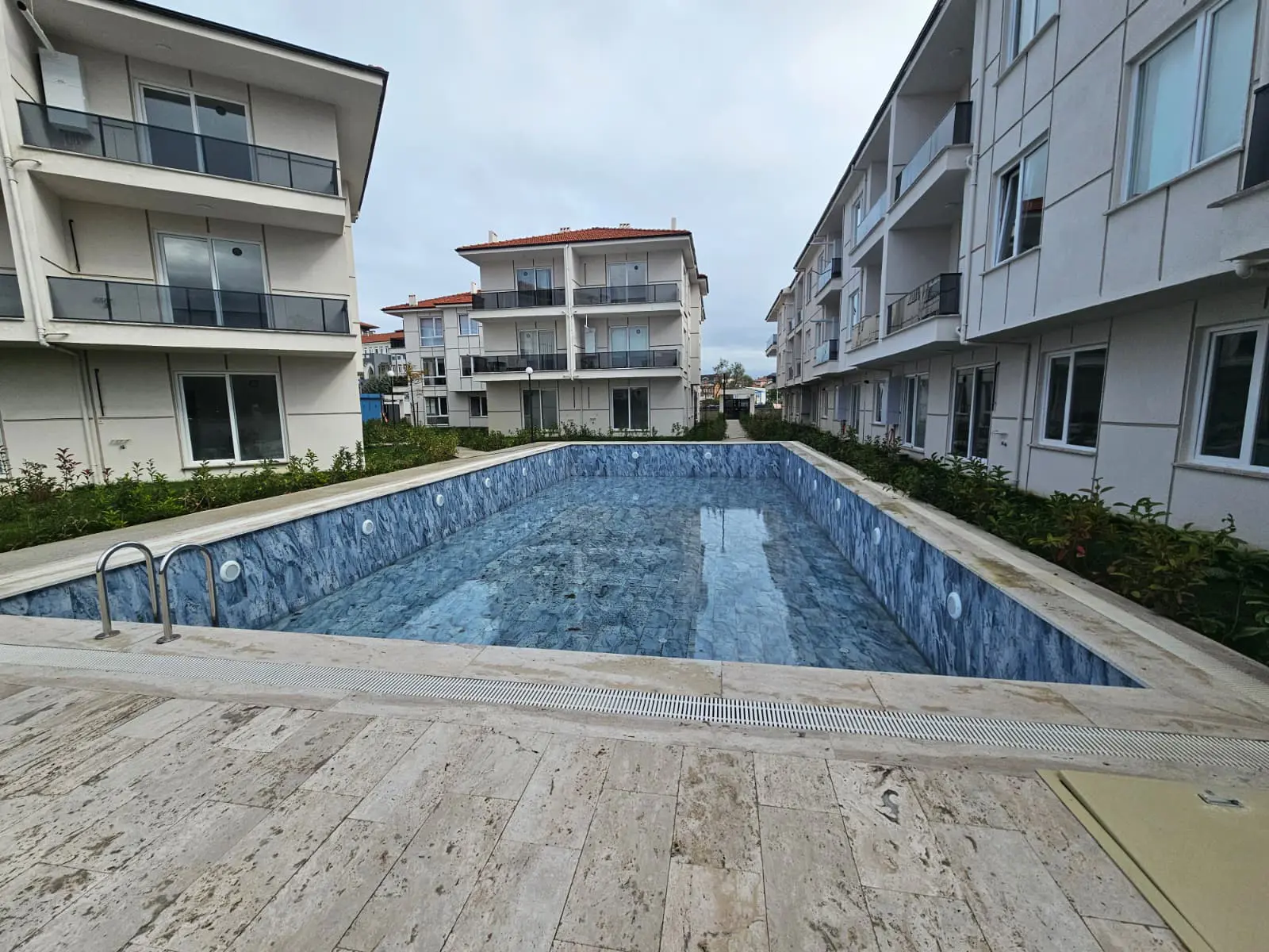 REMAX/MAVI DEN KARASU YALI MAH ÇAMLIK-4 SITESI SATILIK 1+1 DAIRE
