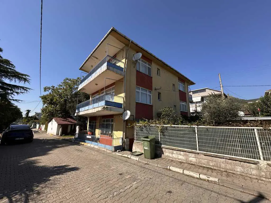 KÖRFEZ KIRAZLIYALI‘DA SATILIK 3 KATLI BINA