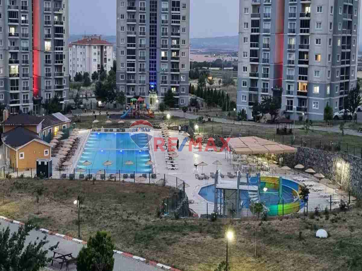 CUMHURİYET SİTESİNDE HAVUZ MANZARALI DAİRE 3+1 EBEVYN BANYOLU