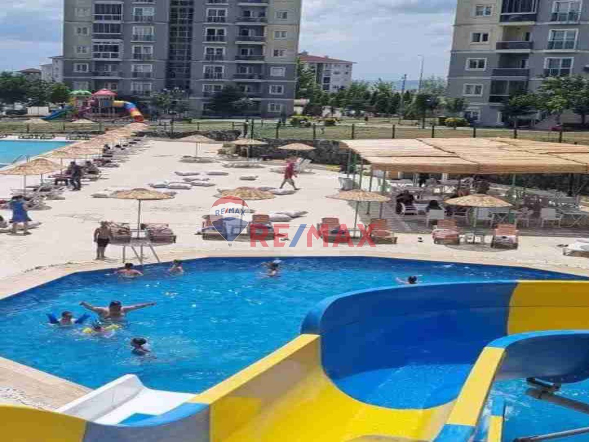 CUMHURİYET SİTESİNDE HAVUZ MANZARALI DAİRE 3+1 EBEVYN BANYOLU