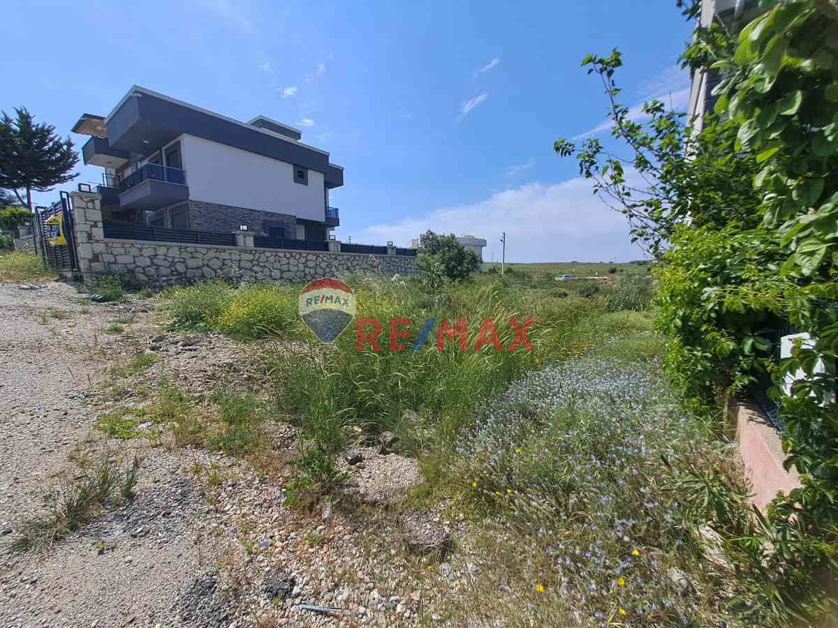 SEFERİHİSAR AKARCA DA DENİZE 800M MESAFEDE SATILIK İMARLI ARSA