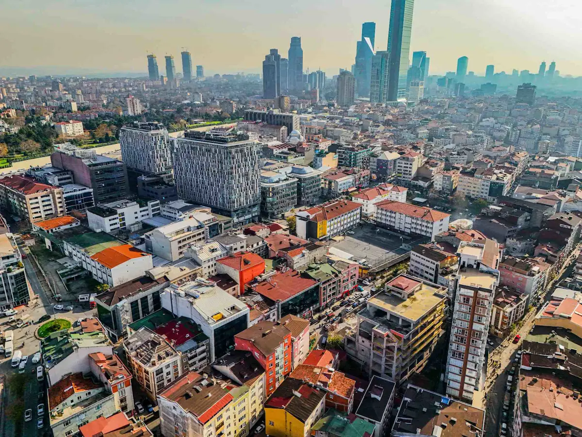 KAĞITHANE ANA ARTER ÜZERINDE TICARI BINA