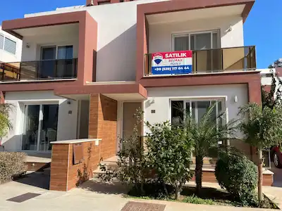 İSKELE, ROYAL SUN SİTESİNDE 2+1 İKİZ VİLLA , KREDİYE UYGUN .( KİRACILI , AYLIK 700 GBP KİRA GETİRİ 