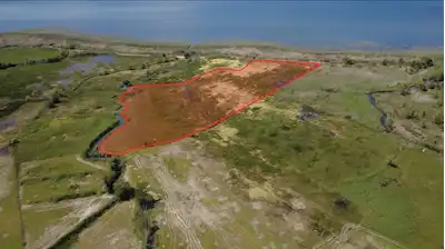 ACİL SATILIK TEKLİFLERE AÇIK GÖLE SIFIR KENDİNE AİT PLAJI OLAN TARLA