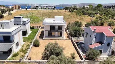 GÖMEÇ KARAAĞAÇ'TA ARTUR YANI 500M² ARSA İÇINDE MÜSTAKIL VILLA