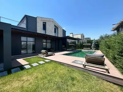 GÖLBAŞI HANE VILLALARI’NDA KÖŞE PARSEL | HAVUZLU | ASANSÖRLÜ | 550 M² LÜKS VILLA