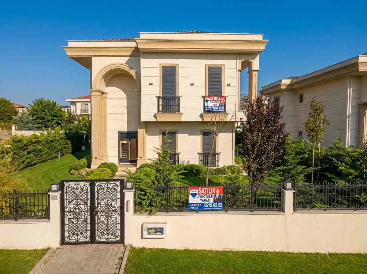 KUMBURGAZ'DA SATILIK MÜSTAKIL HAVUZLU 6+1 VILLA