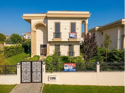 KUMBURGAZ'DA SATILIK MÜSTAKIL HAVUZLU 6+1 VILLA
