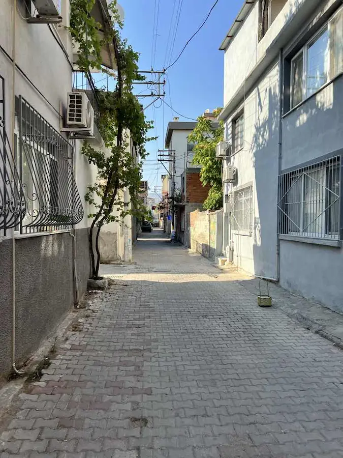 BORNOVA’DA 4 KAT İMARLI SATILIK ARSA