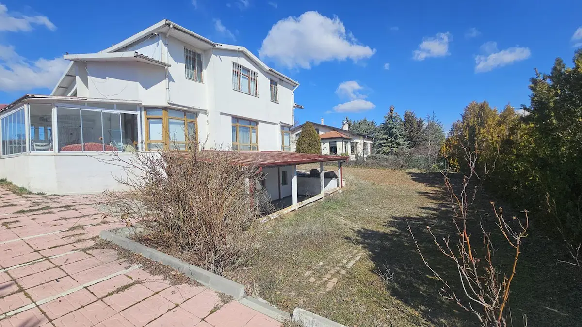HACILAR'DA 7+2 VILLA: 1500M² ARSA IÇINDE, KIŞ BAHÇELI, JAKUZILI