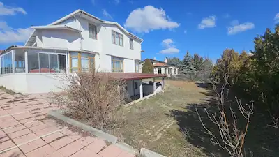 HACILAR'DA 7+2 VILLA: 1500M² ARSA IÇINDE, KIŞ BAHÇELI, JAKUZILI