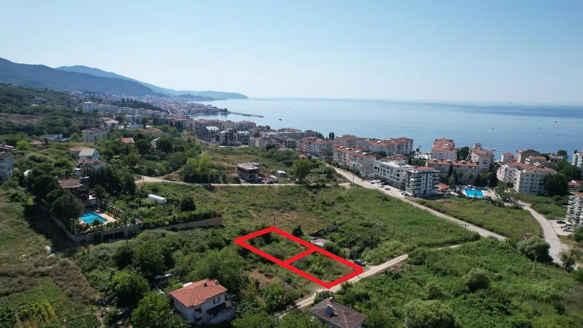ÇINARCIKTA DENİZE 300 M. MESAFEDE SATILIK VİLLAIK ARSA
