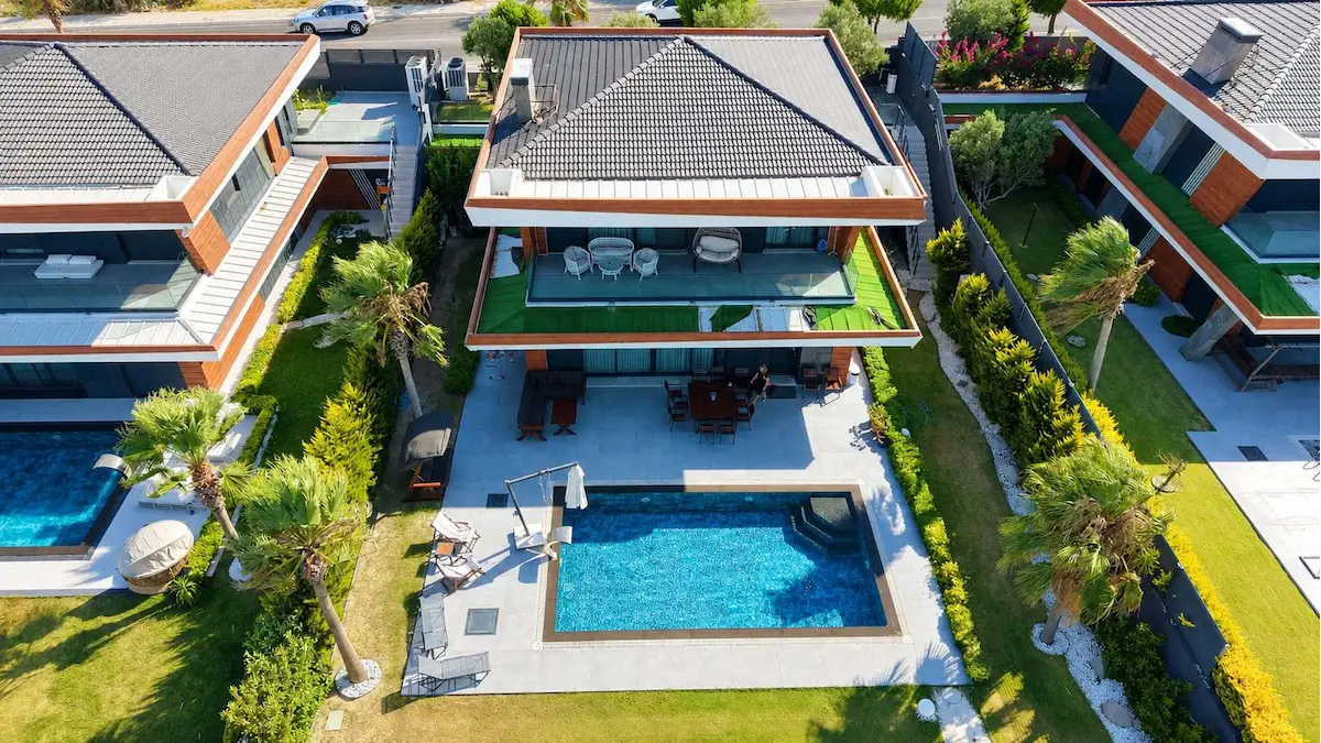 ÇEŞME DALYAN'DA DENIZE SIFIR TAM MÜSTAKIL LÜKS VILLA
