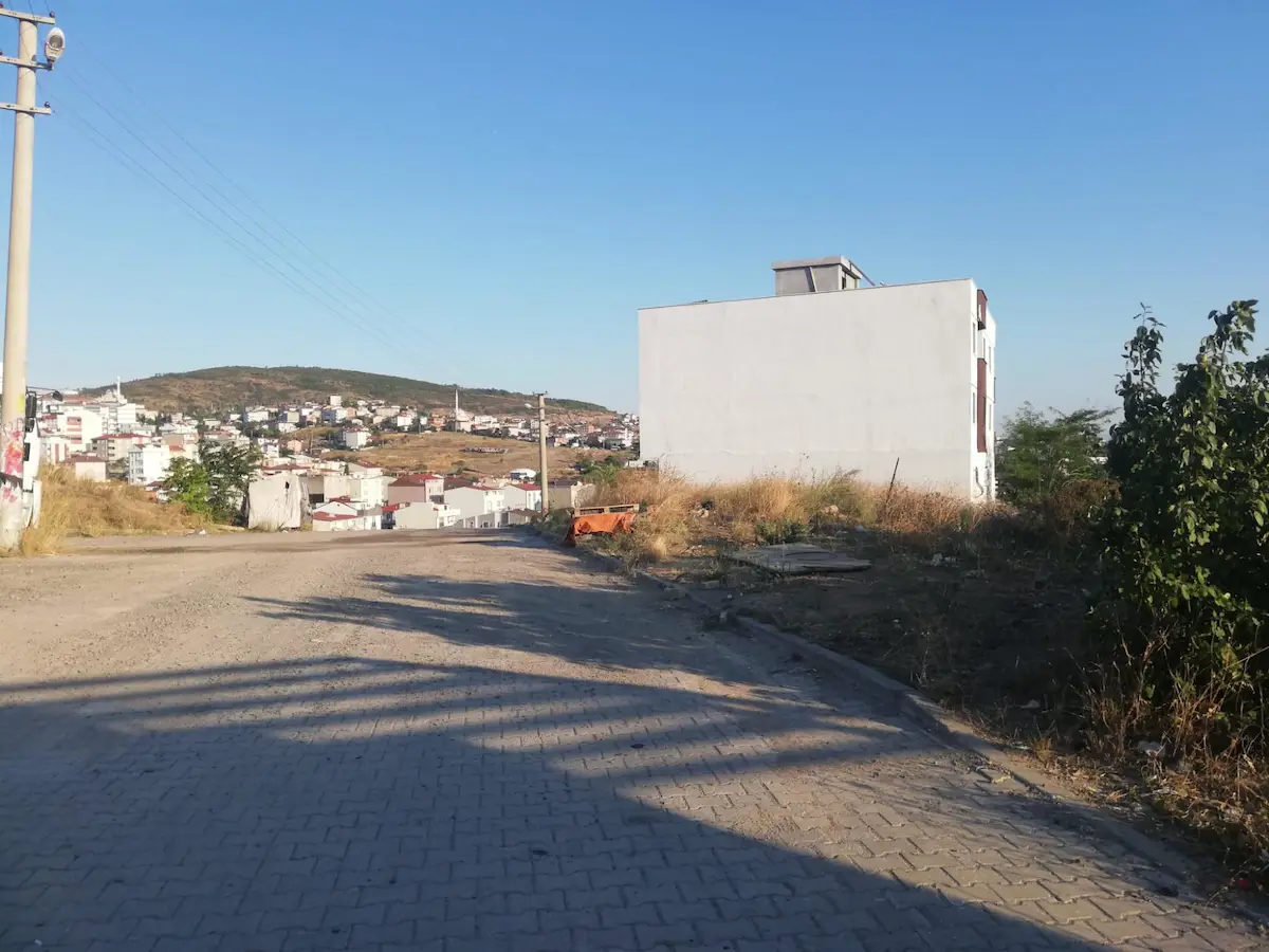 ÇAYIROVA EMEK MAHALLESİNDE SATILIK ARSA