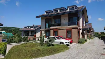 ZEKERIYAKÖY RE/MAX AHENK OFISINDEN KIRALIK BENZERSIZ ÇATI DUBLEKSI