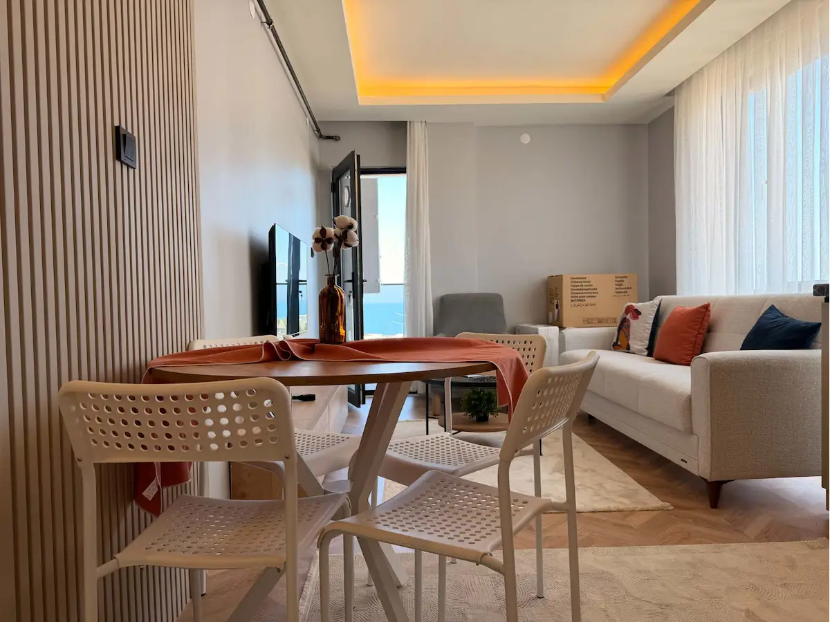 ATAKUM KÖRFEZ MAH’DE SIFIR DAİRE, SIFIR EŞYALI, DENİZ MANZARALI BALKONLU 1+1 KİRALIK DAİRE