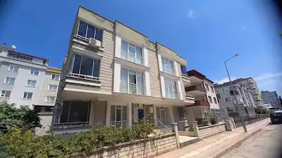 TRAMVAY VE HASTANEYE YÜRÜME MESAFESİNDE SATILIK 3+1 DAİRE