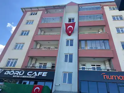 REMAX İLKE'DEN ŞEHİR HAST. YÜRÜME MESAFESİNDE 3+1 KİRALIK DAİRE
