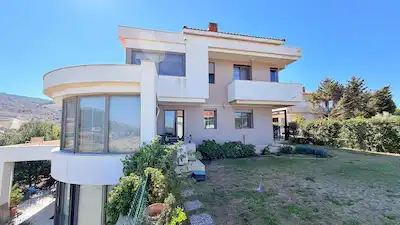 GÜZELBAHÇE ÇAMLI'DA 7/24 GÜVENLİKLİ HAVUZLU SİTEDE KİRALIK VİLLA