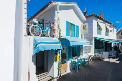 SIĞACIK’TA SATILIK 9 ODALI BUTİK OTEL | 2 SUİT ODA, 18 YATAK KAPASİTESİ