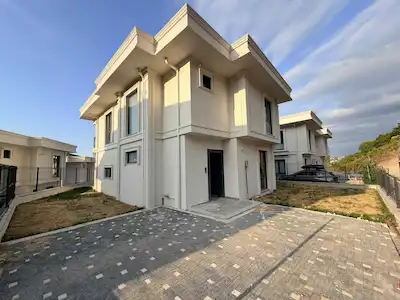 YENİKÖY DE DENİZ VE DOĞA MANZARALI 4+1 MÜSTAKİL SATILIK VİLLA